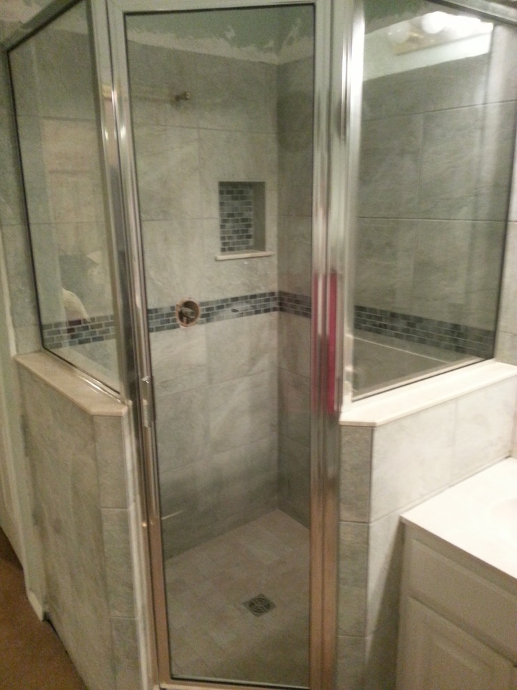 オースティンにあるトラディショナルスタイルのおしゃれな浴室の写真