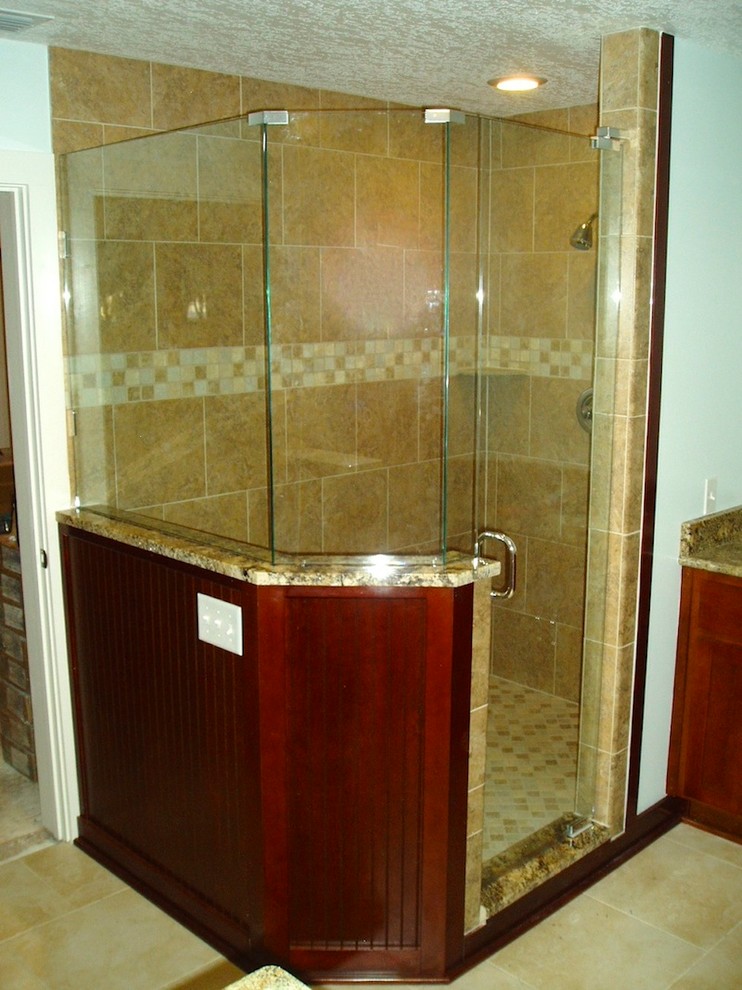На фото: главная ванная комната с угловым душем, бежевой плиткой и белыми стенами с