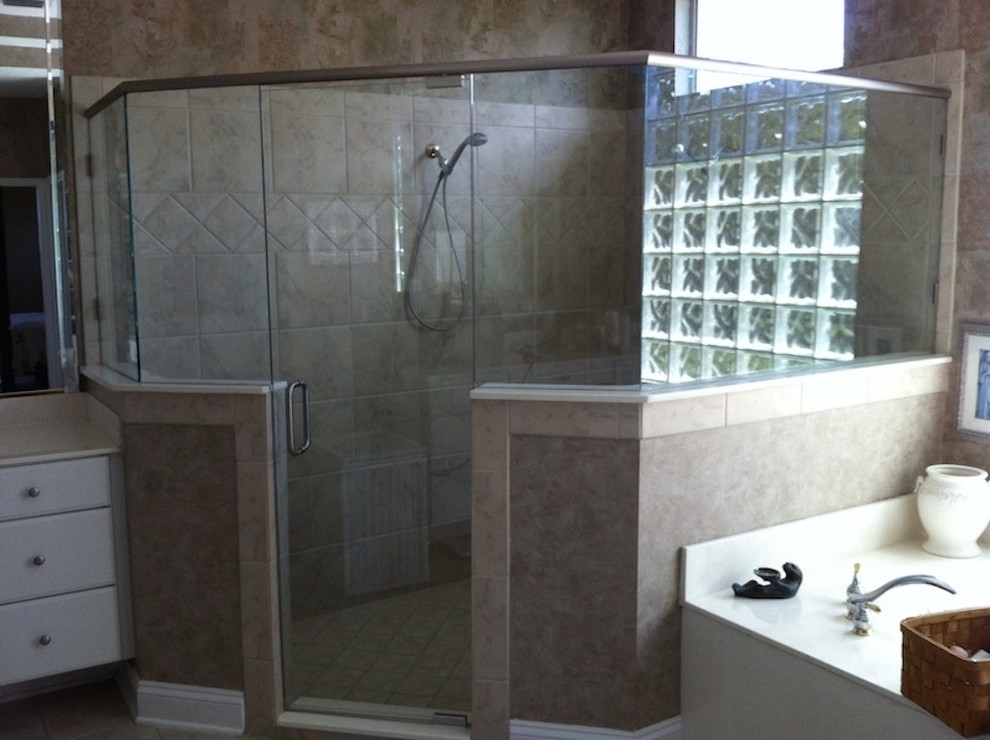 Пример оригинального дизайна: главная ванная комната с угловым душем и бежевой плиткой