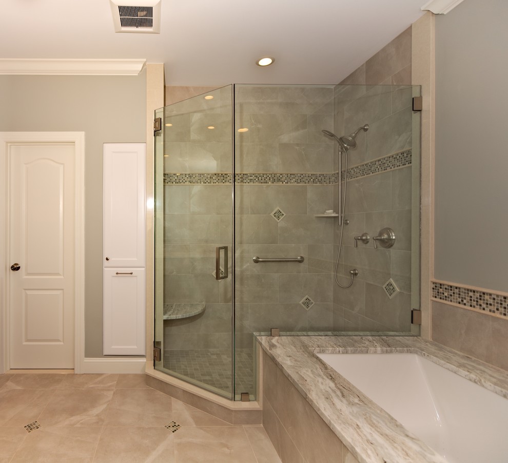 Пример оригинального дизайна: большая главная ванная комната в классическом стиле с полновстраиваемой ванной, угловым душем, бежевой плиткой, керамогранитной плиткой, серыми стенами, полом из керамогранита, бежевым полом и душем с распашными дверями