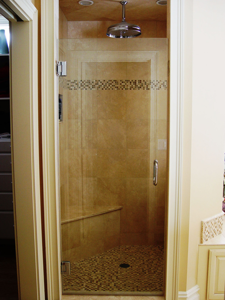 Стильный дизайн: большая главная ванная комната в классическом стиле с фасадами с выступающей филенкой, светлыми деревянными фасадами, накладной ванной, душем в нише, бежевой плиткой, керамической плиткой, бежевыми стенами, полом из керамической плитки, врезной раковиной, столешницей из гранита, бежевым полом и душем с распашными дверями - последний тренд