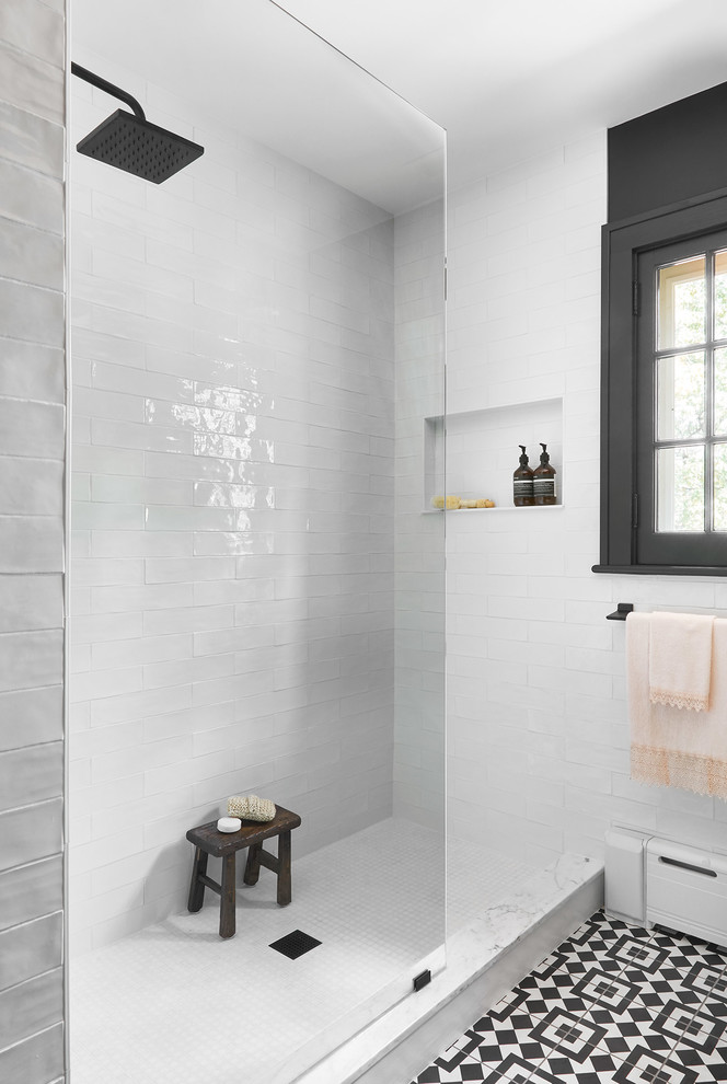 Foto på ett mellanstort eklektiskt grå en-suite badrum, med släta luckor, vita skåp, en öppen dusch, en toalettstol med hel cisternkåpa, vit kakel, keramikplattor, svarta väggar, cementgolv, ett undermonterad handfat, marmorbänkskiva, vitt golv och med dusch som är öppen