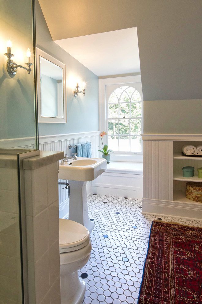 Immagine di una stanza da bagno tradizionale con doccia alcova, WC monopezzo, pareti blu, pavimento in gres porcellanato, lavabo a colonna, pavimento bianco e porta doccia a battente