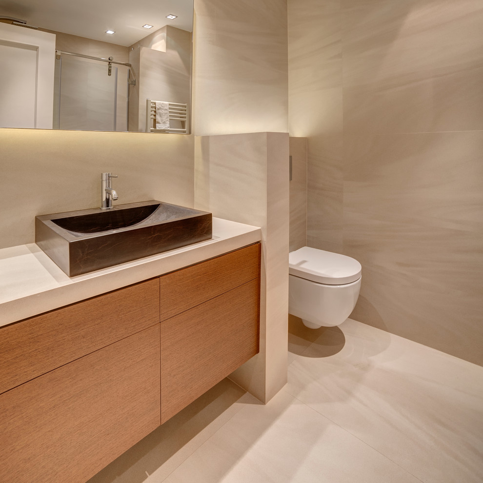 Пример оригинального дизайна: главная ванная комната в современном стиле с плоскими фасадами, светлыми деревянными фасадами, инсталляцией, бежевой плиткой, бежевыми стенами и бежевым полом