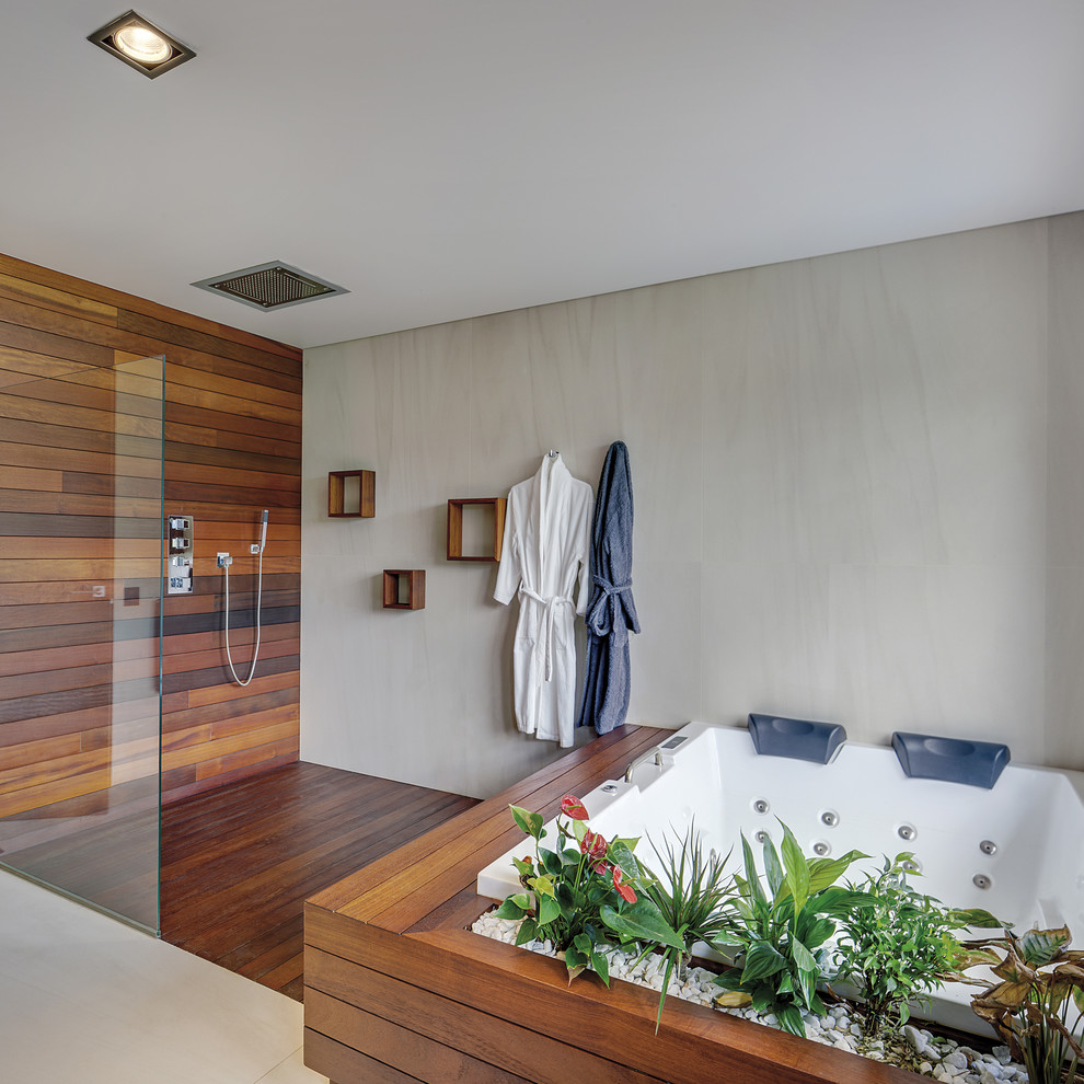 На фото: детская ванная комната в современном стиле с гидромассажной ванной, душевой комнатой, серыми стенами, паркетным полом среднего тона, столешницей из дерева, коричневым полом и открытым душем с