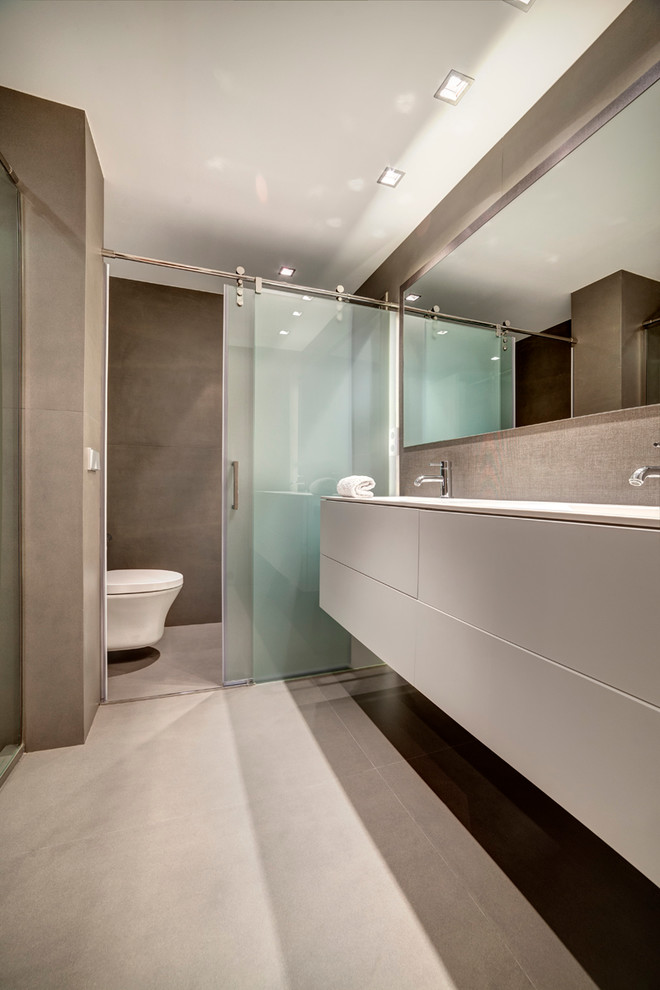 Idee per una stanza da bagno design con pareti grigie e pavimento in gres porcellanato