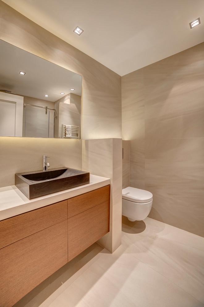 Diseño de cuarto de baño contemporáneo con paredes beige y suelo de baldosas de porcelana