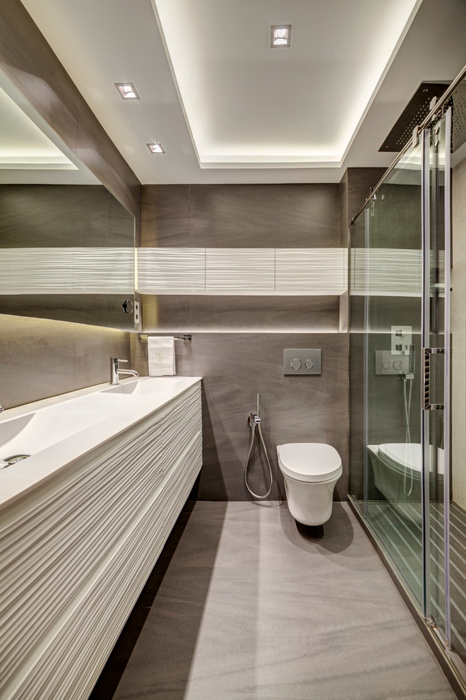 Idee per una stanza da bagno contemporanea con pareti grigie e pavimento in gres porcellanato