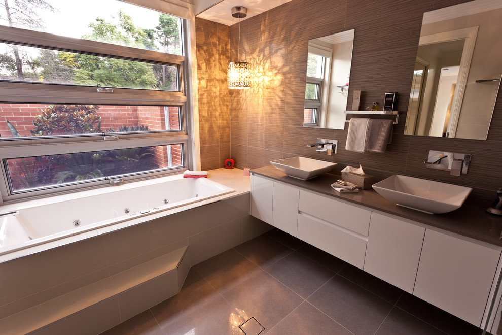 Esempio di una stanza da bagno padronale contemporanea di medie dimensioni con ante bianche, vasca da incasso, piastrelle marroni, pareti marroni e lavabo a bacinella