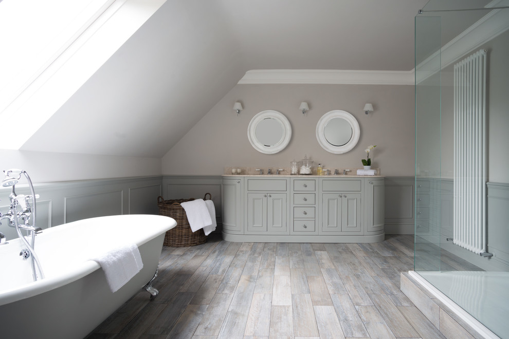 Inspiration for a timeless bathroom remodel in Surrey