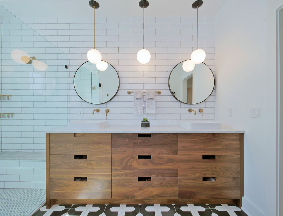 Свежая идея для дизайна: ванная комната в морском стиле с плоскими фасадами, фасадами цвета дерева среднего тона, угловым душем, белой плиткой, белыми стенами, настольной раковиной, разноцветным полом и белой столешницей - отличное фото интерьера