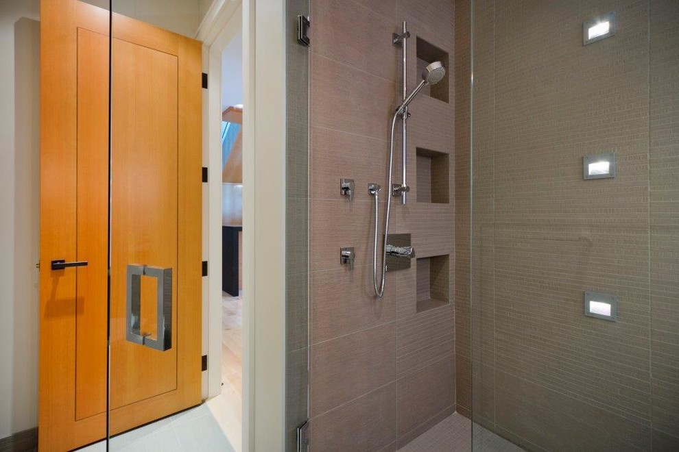 Bild på ett stort funkis badrum med dusch, med släta luckor, skåp i mellenmörkt trä, en hörndusch, grå kakel, stenhäll, flerfärgade väggar, vinylgolv, ett nedsänkt handfat och bänkskiva i kvartsit