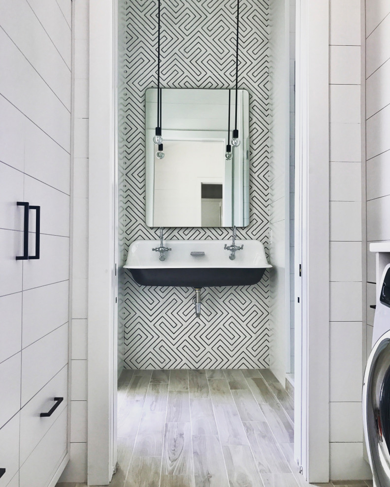 Exempel på ett litet modernt badrum med dusch, med svart och vit kakel, porslinskakel, klinkergolv i porslin, ett väggmonterat handfat och grått golv