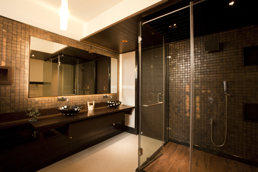 Design ideas for a contemporary bathroom in Bengaluru.