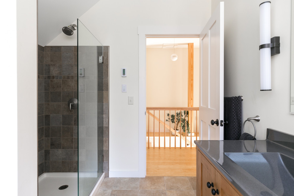 Пример оригинального дизайна: ванная комната в современном стиле с фасадами в стиле шейкер, светлыми деревянными фасадами, угловым душем, белыми стенами, полом из керамической плитки, монолитной раковиной, бежевым полом, открытым душем, серой столешницей, тумбой под две раковины и встроенной тумбой