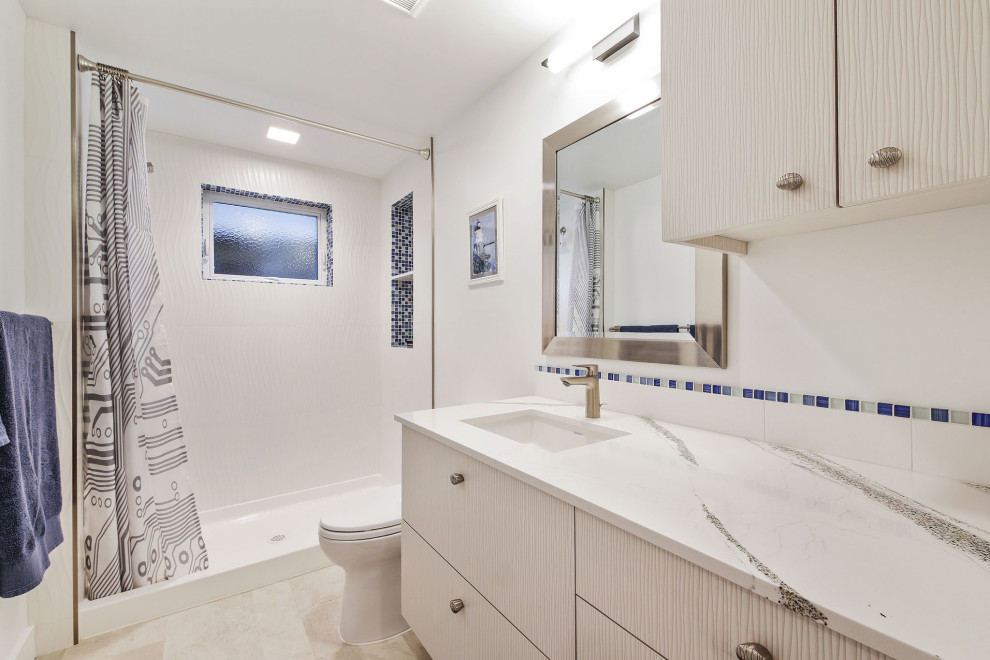 Modernes Duschbad mit beigen Schränken, Duschnische, weißen Fliesen, weißer Wandfarbe, Unterbauwaschbecken, beigem Boden, Duschvorhang-Duschabtrennung und bunter Waschtischplatte in San Francisco