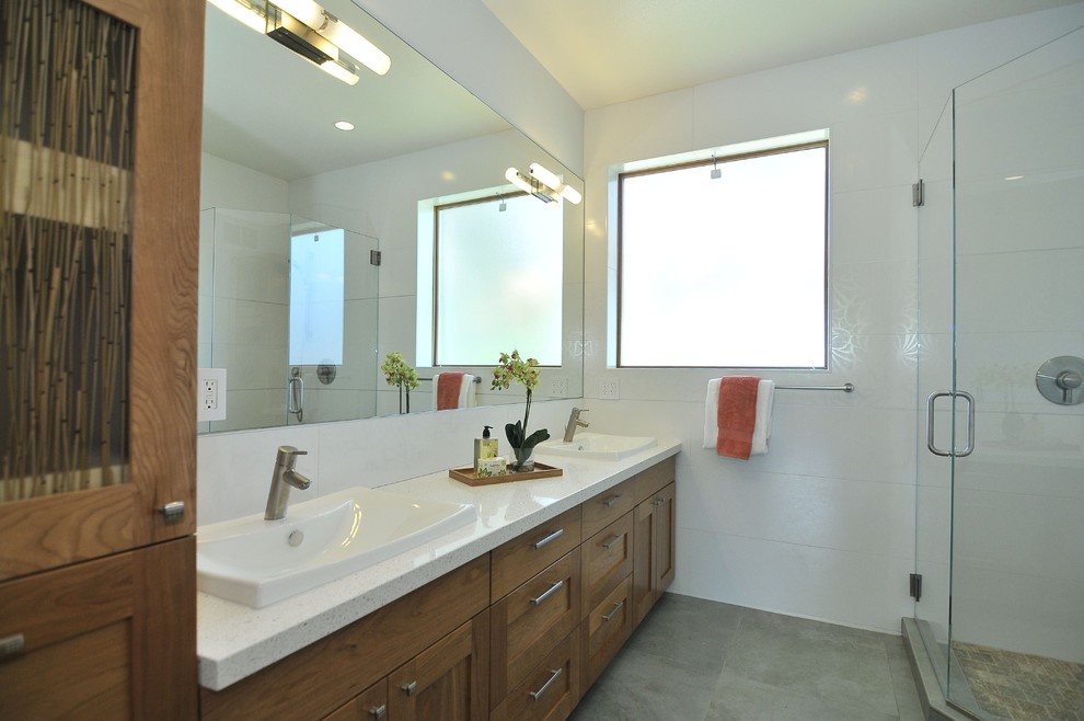 Cette photo montre une salle de bain chic en bois brun avec un lavabo posé, un plan de toilette en quartz modifié, une douche d'angle, un carrelage gris, des carreaux de céramique, un mur blanc et un sol en carrelage de céramique.