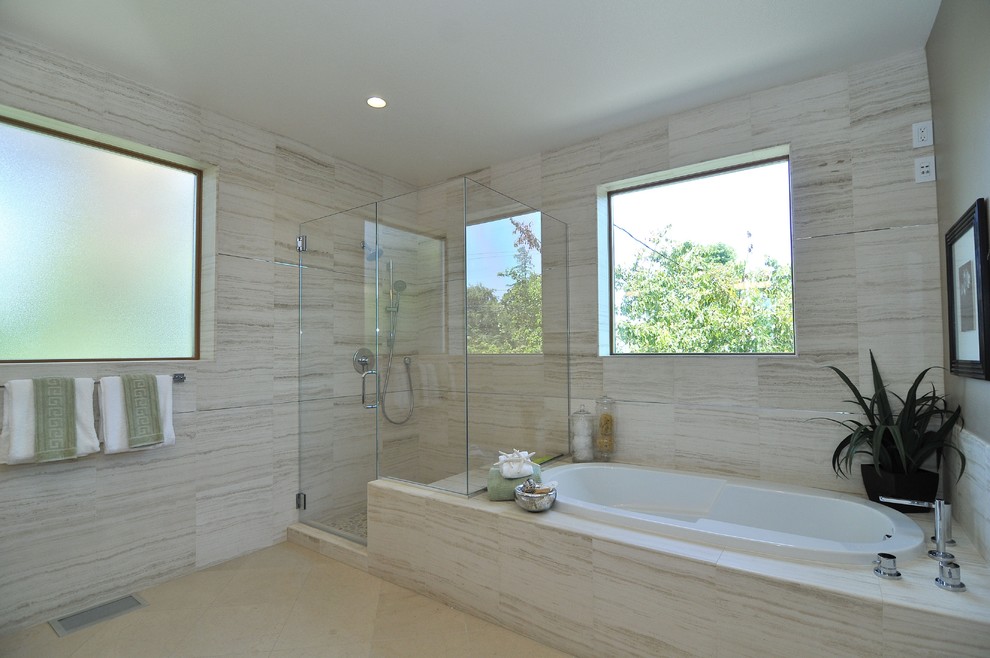 Réalisation d'une salle de bain tradition en bois brun avec un lavabo posé, un plan de toilette en quartz modifié, une douche d'angle, un carrelage gris, des carreaux de céramique, un mur blanc et un sol en carrelage de céramique.