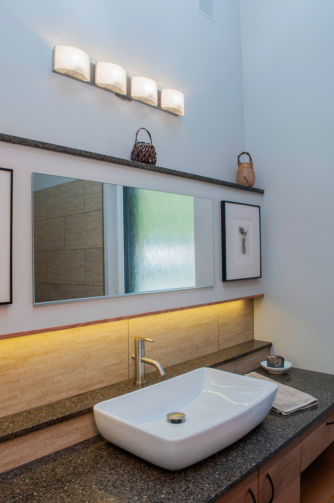 Bild på ett stort funkis badrum med dusch, med ett fristående handfat, släta luckor, skåp i mellenmörkt trä, bänkskiva i terrazo, en dusch i en alkov, en vägghängd toalettstol, beige kakel, porslinskakel, grå väggar och klinkergolv i porslin