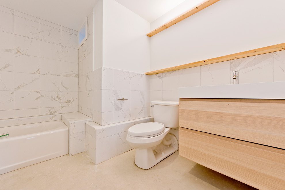 Ispirazione per una piccola stanza da bagno con doccia minimal con piastrelle bianche, pareti bianche e pavimento in marmo