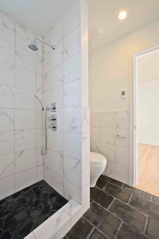 Пример оригинального дизайна: ванная комната среднего размера в стиле модернизм с белыми стенами и душевой кабиной