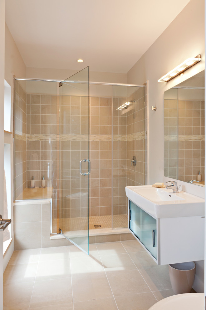 Exempel på ett modernt badrum, med en dusch i en alkov