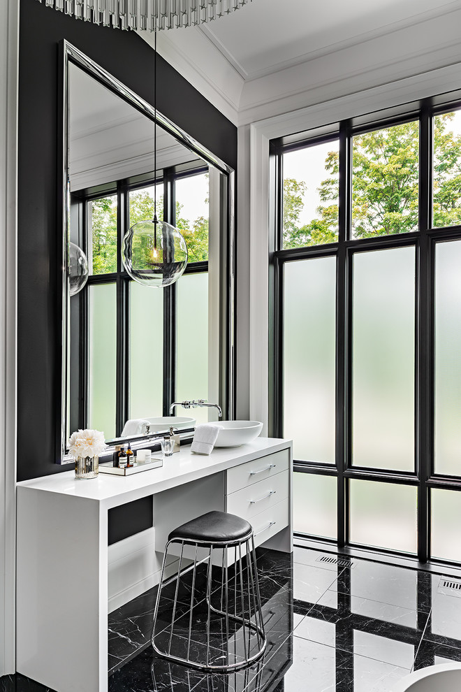 На фото: главная ванная комната в средиземноморском стиле с белыми фасадами, черным полом, белой столешницей, настольной раковиной и плоскими фасадами