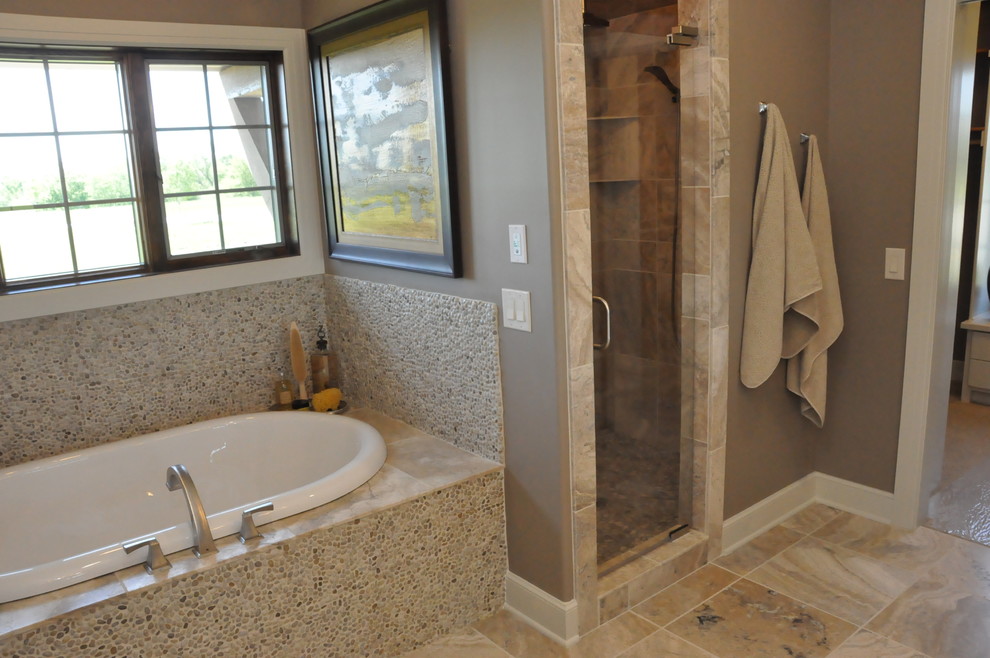 Foto di una piccola stanza da bagno padronale stile americano con lavabo da incasso, vasca da incasso, doccia alcova, piastrelle beige, piastrelle di ciottoli, pareti grigie e pavimento con piastrelle in ceramica