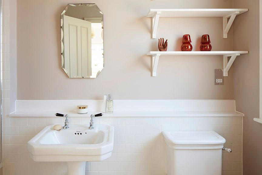 Стильный дизайн: детская ванная комната среднего размера в викторианском стиле с раздельным унитазом, белой плиткой, керамической плиткой, бежевыми стенами, раковиной с пьедесталом, открытым душем, тумбой под одну раковину, накладной ванной, душем над ванной, полом из мозаичной плитки, белым полом и напольной тумбой - последний тренд