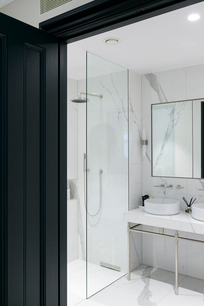 Стильный дизайн: главная ванная комната среднего размера в современном стиле с стеклянными фасадами, открытым душем, белой плиткой, мраморной плиткой, белыми стенами, мраморным полом, настольной раковиной, белым полом и открытым душем - последний тренд