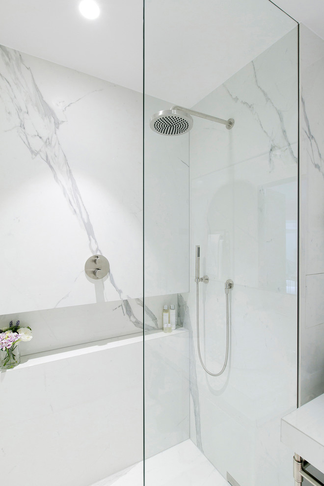 Свежая идея для дизайна: главная ванная комната среднего размера в современном стиле с открытым душем, белой плиткой, мраморной плиткой и открытым душем - отличное фото интерьера