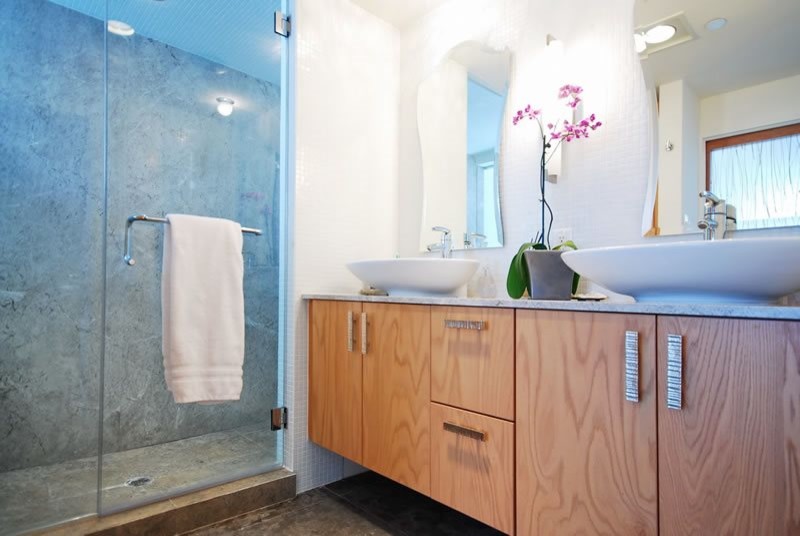 Bild på ett mellanstort industriellt en-suite badrum, med släta luckor, skåp i mellenmörkt trä, en dusch i en alkov, beige kakel, stenhäll, vita väggar, betonggolv, ett fristående handfat, bänkskiva i kvarts, grått golv och dusch med gångjärnsdörr