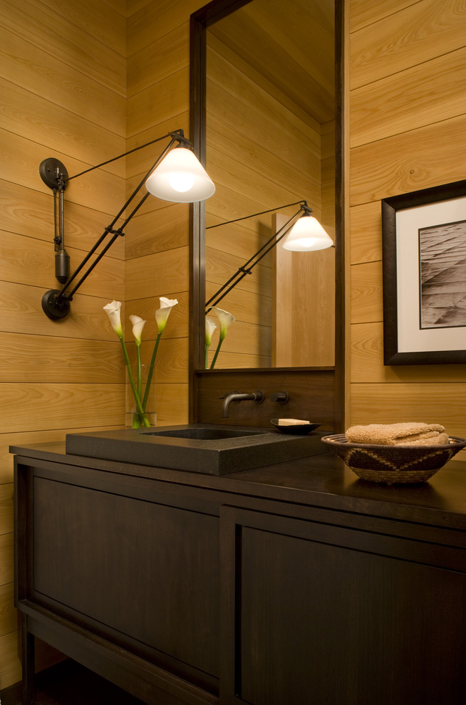 シャーロットにあるトランジショナルスタイルのおしゃれな浴室 (落し込みパネル扉のキャビネット、濃色木目調キャビネット、ベージュのタイル、ベージュの壁、一体型シンク、コンクリートの洗面台) の写真