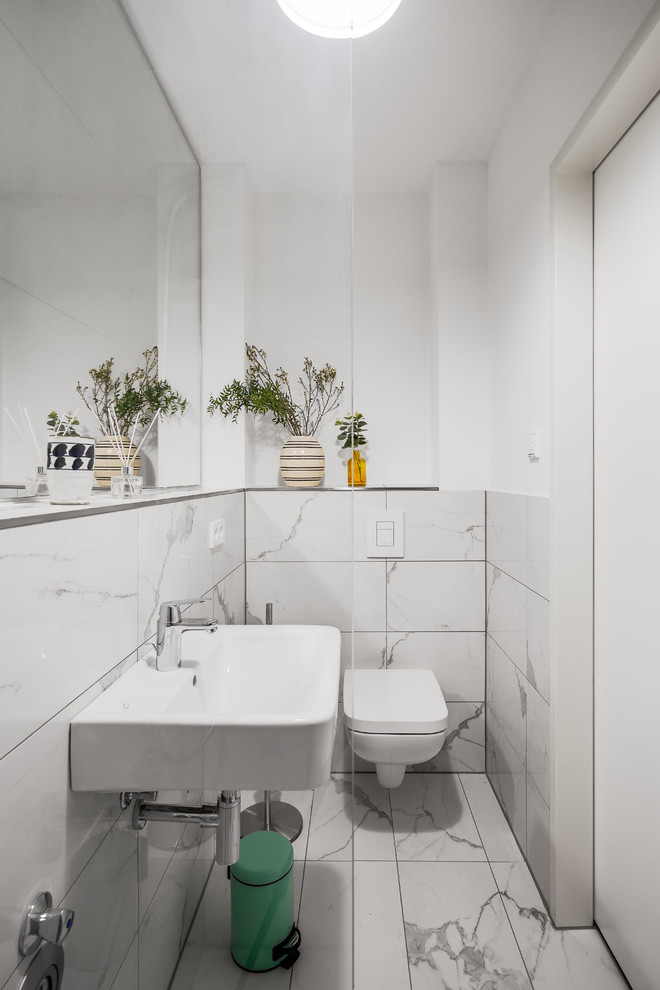 Ejemplo de cuarto de baño contemporáneo con ducha empotrada, baldosas y/o azulejos blancos, paredes blancas, lavabo suspendido, suelo blanco y ducha abierta