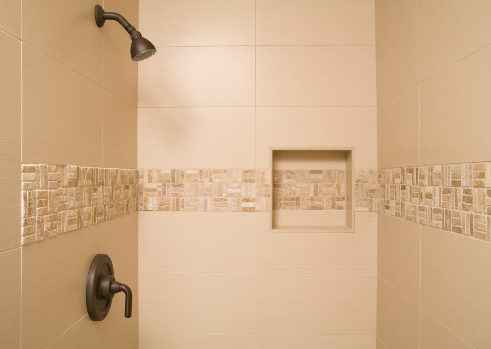 Mittelgroßes Modernes Badezimmer mit Eckdusche, beigen Fliesen und Porzellanfliesen in Seattle