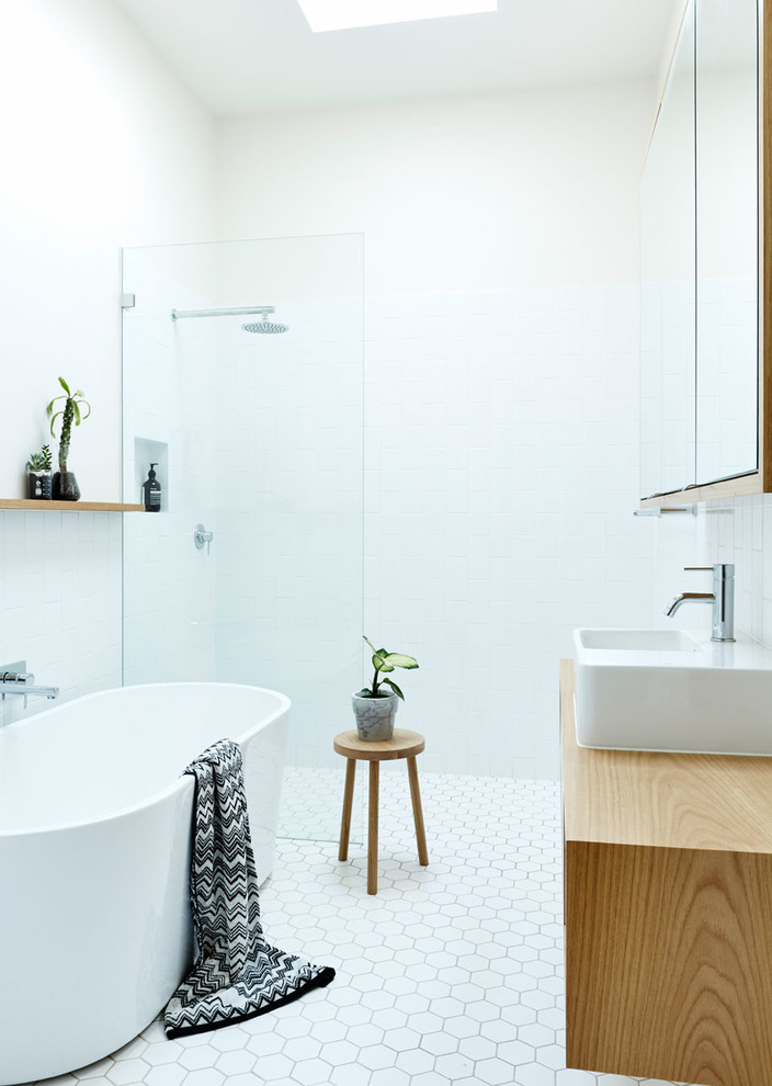 Ejemplo de cuarto de baño actual con bañera exenta, paredes blancas y ducha a ras de suelo