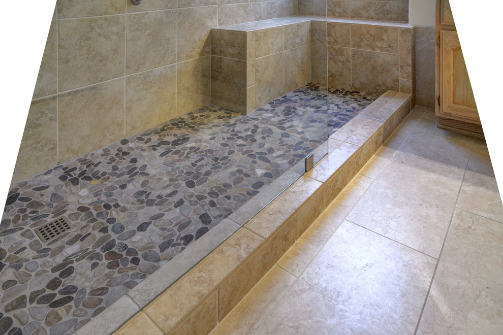 Diseño de cuarto de baño principal rural de tamaño medio con ducha abierta, baldosas y/o azulejos beige y baldosas y/o azulejos de cerámica