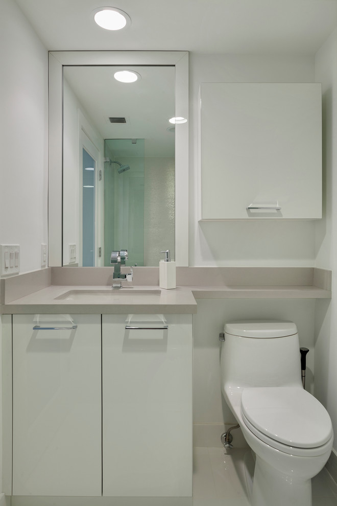 Foto på ett funkis en-suite badrum, med släta luckor och vita väggar