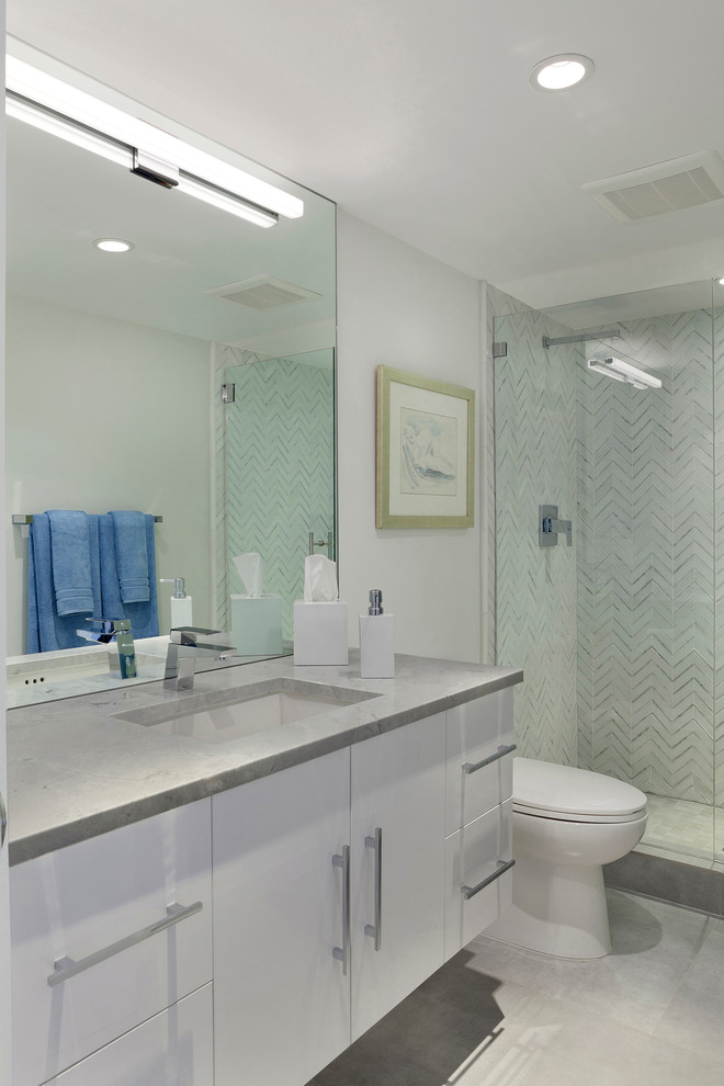 На фото: главная ванная комната в современном стиле с плоскими фасадами, мраморной столешницей и белыми стенами