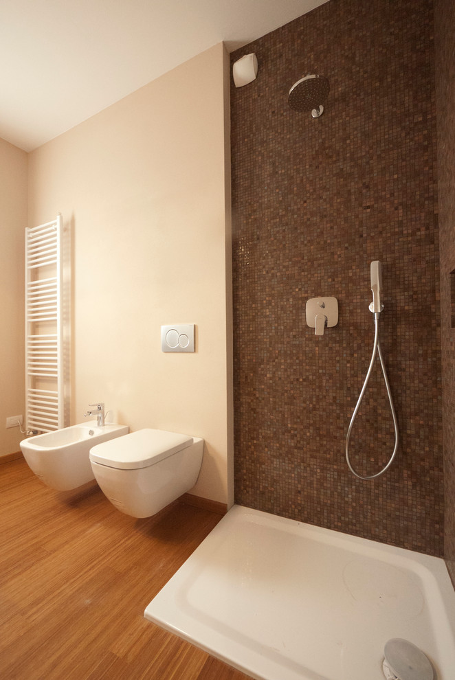 Идея дизайна: главная ванная комната среднего размера в стиле модернизм с консольной раковиной, столешницей из дерева, угловым душем, раздельным унитазом, коричневой плиткой, плиткой мозаикой, бежевыми стенами и полом из бамбука