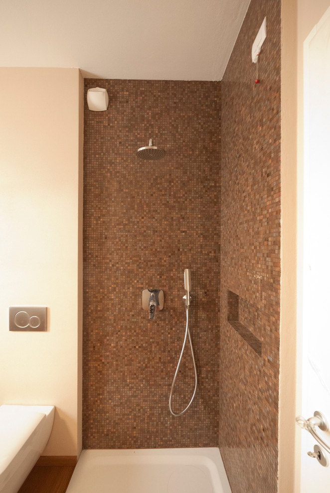 На фото: главная ванная комната среднего размера в стиле модернизм с консольной раковиной, столешницей из дерева, угловым душем, раздельным унитазом, коричневой плиткой, плиткой мозаикой, бежевыми стенами и полом из бамбука с