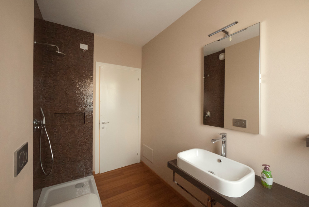 Idee per una stanza da bagno padronale minimalista di medie dimensioni con lavabo a consolle, top in legno, doccia ad angolo, WC a due pezzi, piastrelle marroni, piastrelle a mosaico, pareti beige e pavimento in bambù