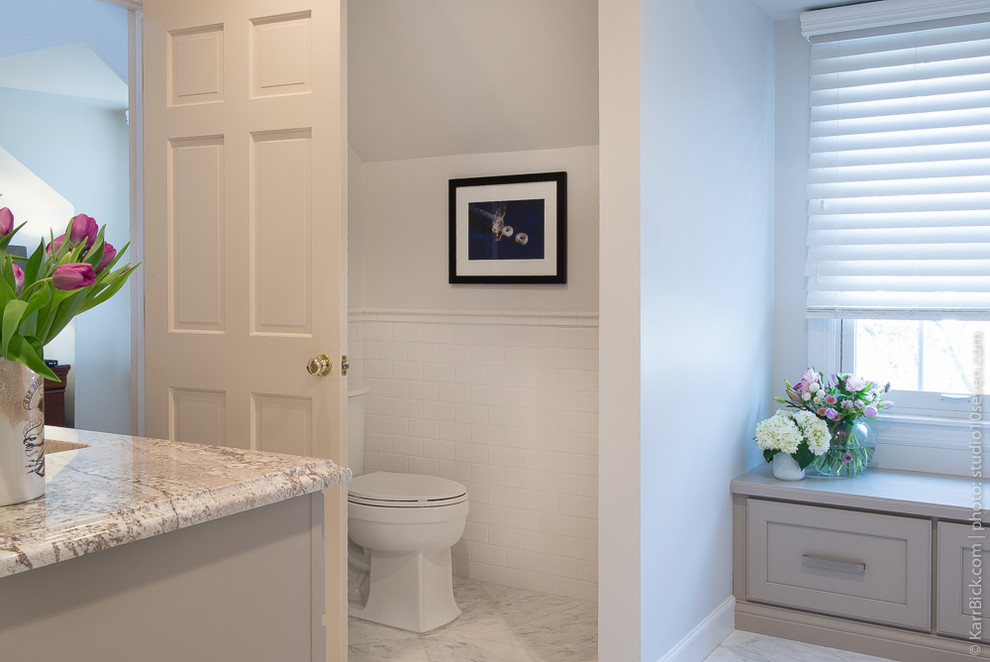 Bild på ett mellanstort vintage en-suite badrum, med luckor med infälld panel, beige skåp, en dusch i en alkov, en toalettstol med separat cisternkåpa, vit kakel, tunnelbanekakel, beige väggar, marmorgolv, ett undermonterad handfat och granitbänkskiva