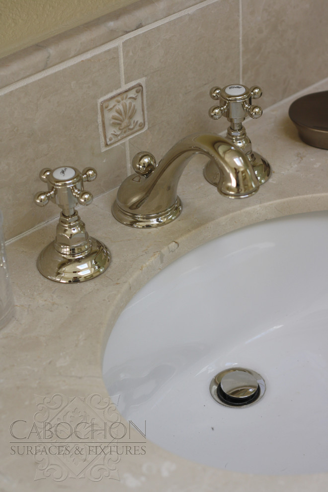 Exemple d'une salle de bain principale chic de taille moyenne avec un lavabo encastré, une baignoire posée, une douche d'angle, WC séparés, un placard à porte shaker, des portes de placard beiges, un plan de toilette en calcaire, un carrelage beige, un carrelage de pierre, un mur beige et un sol en marbre.
