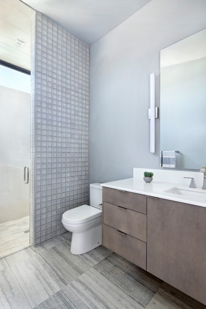 Idées déco pour une douche en alcôve moderne en bois brun de taille moyenne avec un placard à porte plane, WC à poser, un carrelage gris, des carreaux de céramique, un mur gris, un sol en carrelage de céramique, un lavabo encastré, un plan de toilette en quartz modifié, un sol marron, une cabine de douche à porte battante, un plan de toilette blanc, un banc de douche, meuble simple vasque et meuble-lavabo suspendu.