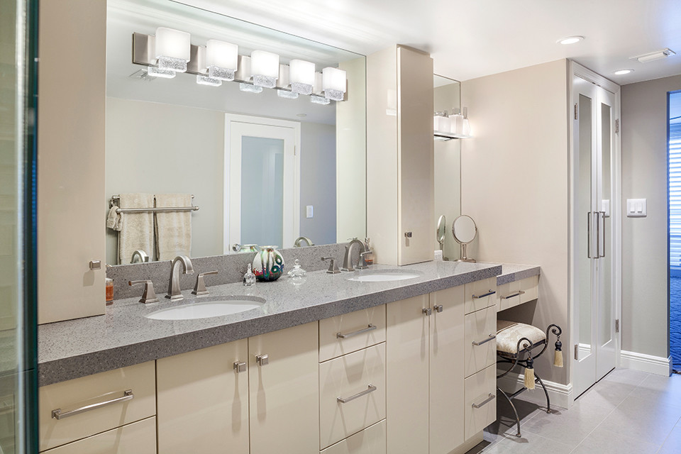 Geräumiges Modernes Badezimmer mit flächenbündigen Schrankfronten, beigen Schränken, beiger Wandfarbe, Keramikboden, Unterbauwaschbecken, Terrazzo-Waschbecken/Waschtisch, grauem Boden und grauer Waschtischplatte in Miami