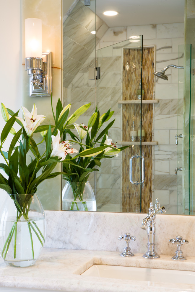 Inspiration för mellanstora klassiska en-suite badrum, med luckor med infälld panel, vita skåp, en öppen dusch, vit kakel, stenkakel, vita väggar, marmorgolv, ett undermonterad handfat och bänkskiva i kvarts