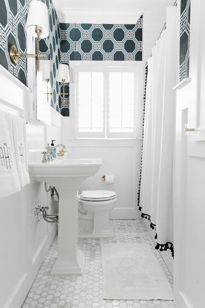 Свежая идея для дизайна: ванная комната в стиле неоклассика (современная классика) с ванной в нише, душем над ванной, разноцветными стенами, полом из мозаичной плитки, душевой кабиной, раковиной с пьедесталом, белым полом, шторкой для ванной, тумбой под одну раковину и обоями на стенах - отличное фото интерьера