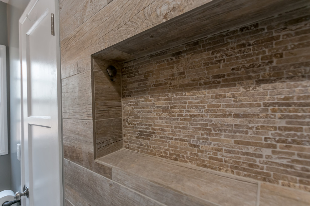 Пример оригинального дизайна: ванная комната среднего размера в морском стиле с фасадами островного типа, фасадами цвета дерева среднего тона, душем в нише, раздельным унитазом, коричневой плиткой, серой плиткой, керамогранитной плиткой, серыми стенами, душевой кабиной, врезной раковиной и столешницей из кварцита