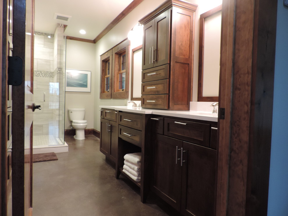 Exempel på ett mellanstort modernt en-suite badrum, med ett undermonterad handfat, skåp i shakerstil, skåp i mörkt trä, bänkskiva i kvartsit, en öppen dusch, en toalettstol med separat cisternkåpa, beige kakel, porslinskakel, betonggolv och beige väggar